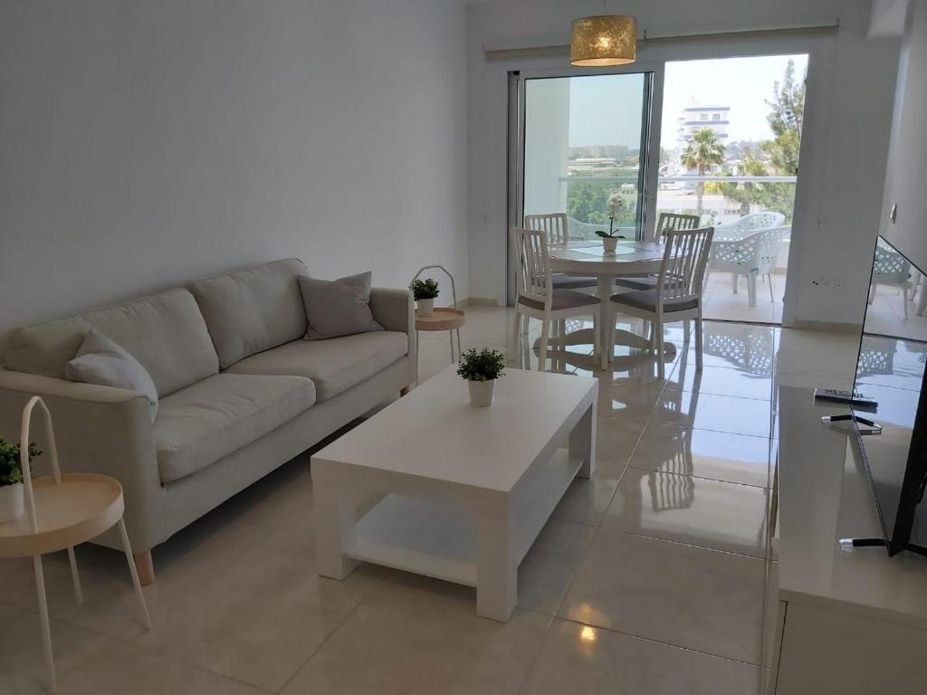 un soggiorno con divano e tavolo di Dinglis Residences 31 a Larnaka
