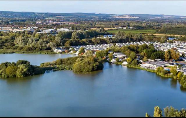 Fotografie z fotogalerie ubytování Lodge Caravan on Holiday Park v destinaci Chichester