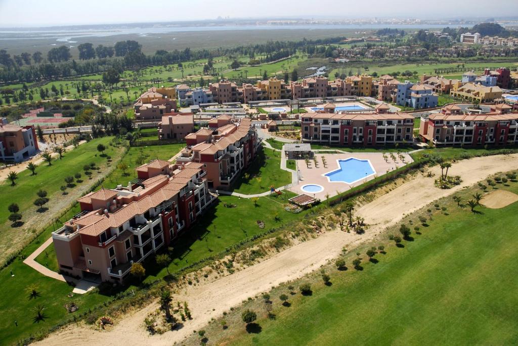 uma vista aérea de um campus com edifícios em Prado Golf by Ĥ em Isla Canela