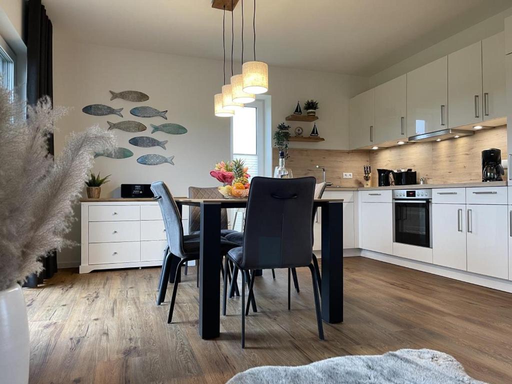Una cocina con mesa de comedor y sillas. en Diemelblick 2 - TINNA, en Heringhausen