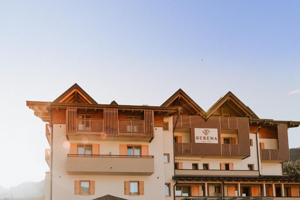 un hotel con tetto in legno sopra di esso di Family Hotel Serena ad Andalo
