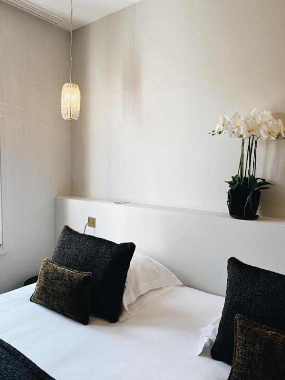 Postel nebo postele na pokoji v ubytování Hotel San Carlu Citadelle Ajaccio