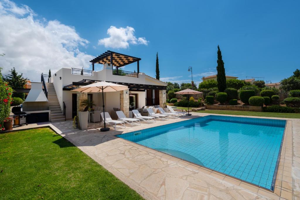 een villa met een zwembad en een huis bij Villa Lara - 11 in Kouklia