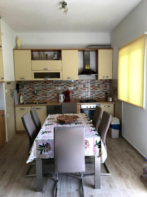 Kuchyňa alebo kuchynka v ubytovaní Family House LA - Krvavica
