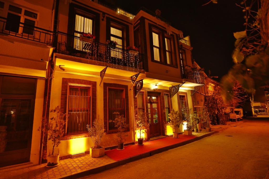 un edificio con luces en una calle por la noche en Mimoza Butik Otel Buyukada en Buyukada