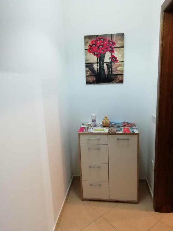 um quarto com uma mesa com um quadro na parede em San Anton Studio Apartment em Taʼ Sardina