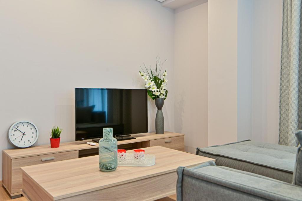 TV a/nebo společenská místnost v ubytování Charming apartment with a sea view terrace (F1)