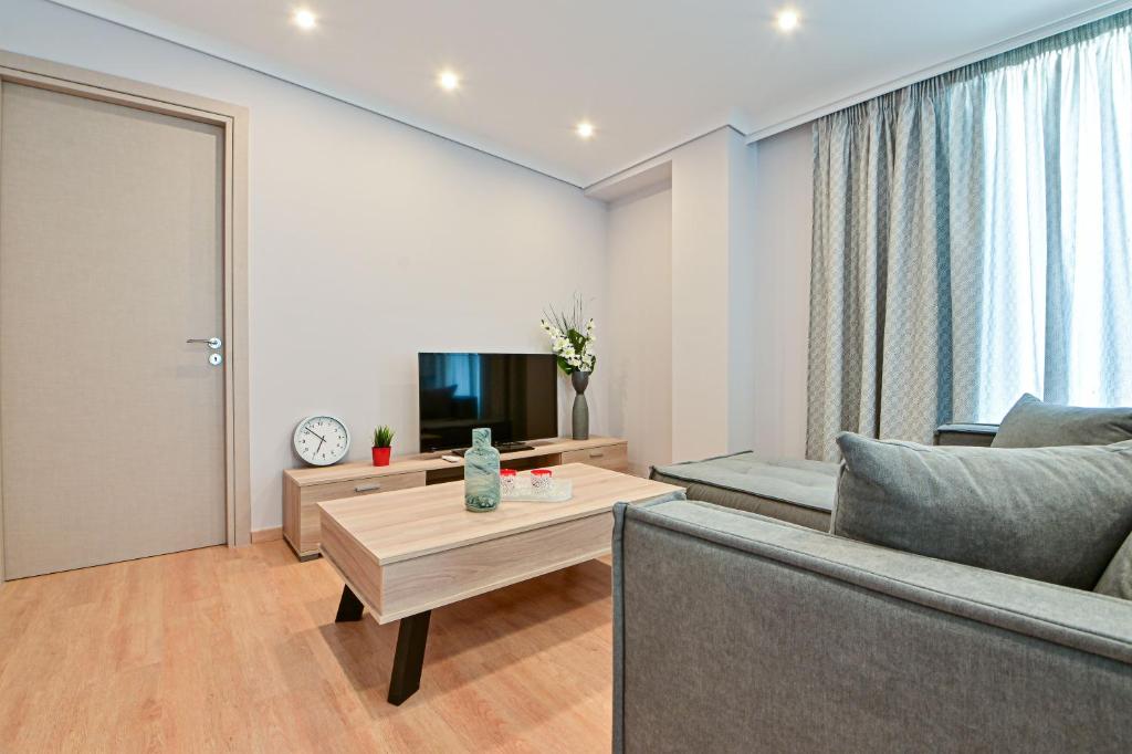 TV a/nebo společenská místnost v ubytování Charming apartment with a sea view terrace (F1)