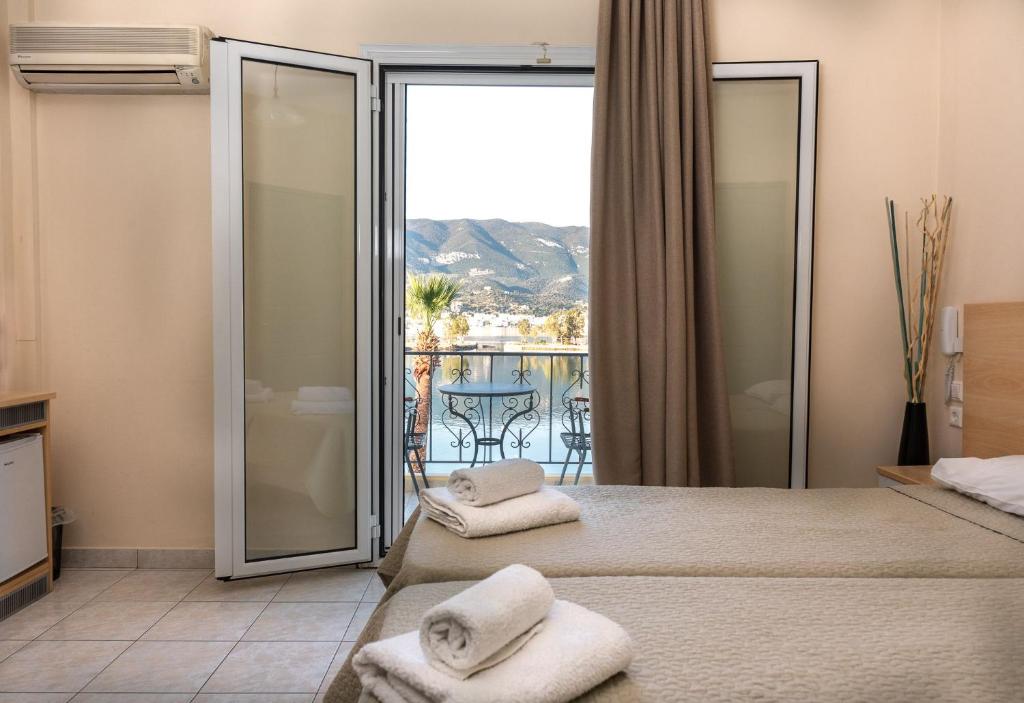 Postel nebo postele na pokoji v ubytování Theano Hotel