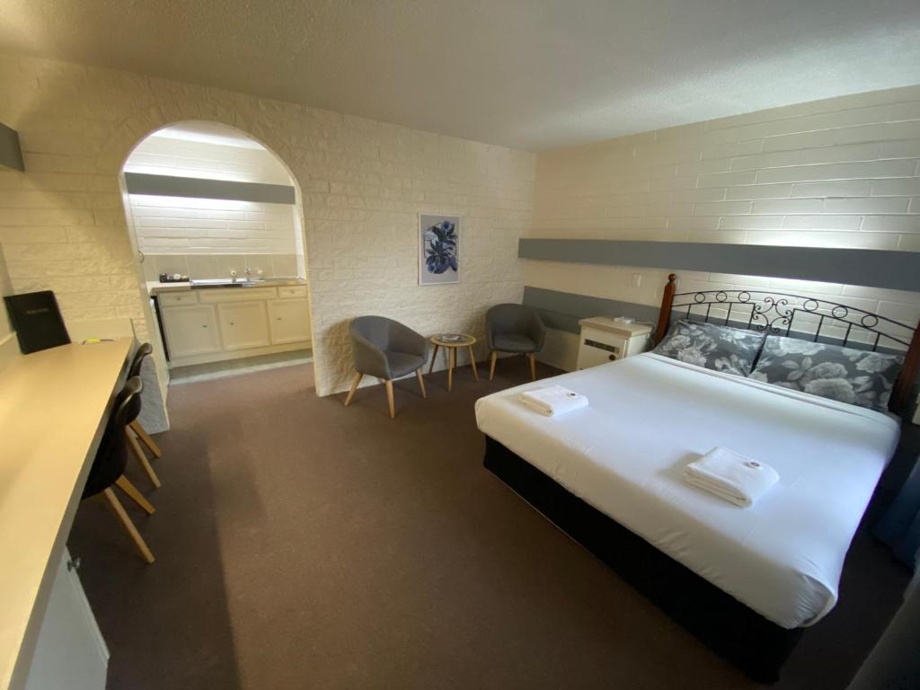 Un pat sau paturi într-o cameră la Mahogany Motel Warrnambool