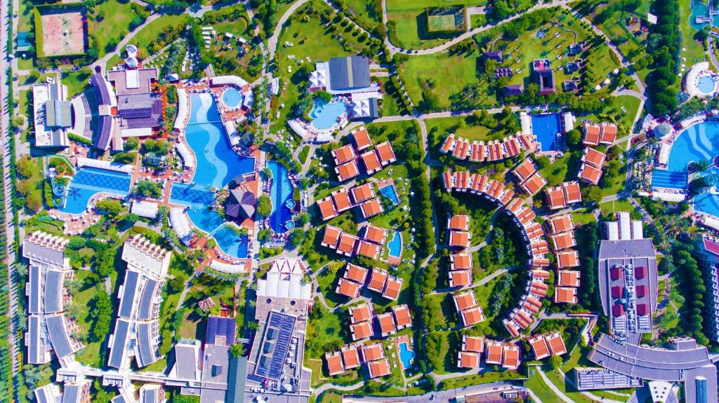 eine Karte einer Stadt mit Gebäuden und einer Achterbahn in der Unterkunft Holiday Village Türkiye in Dalaman