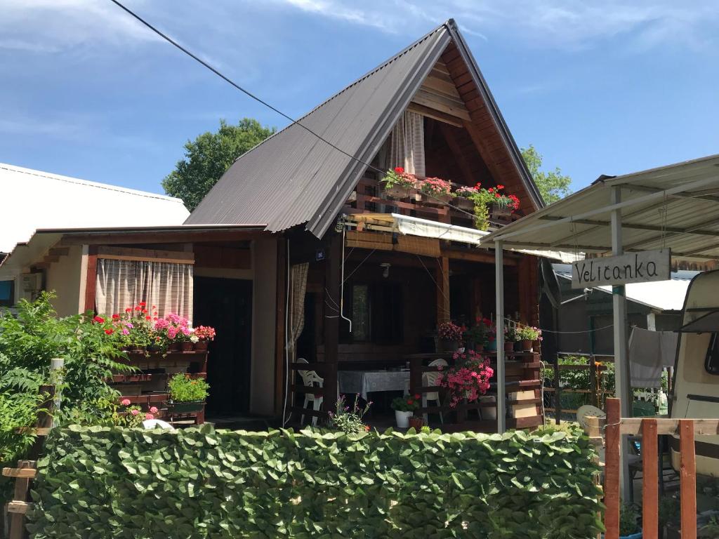 uma pequena casa com flores na varanda em Veličanka em Ulcinj