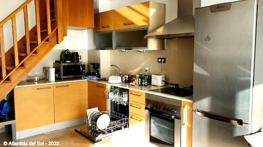 A kitchen or kitchenette at Atlantida del Sol Corralejo