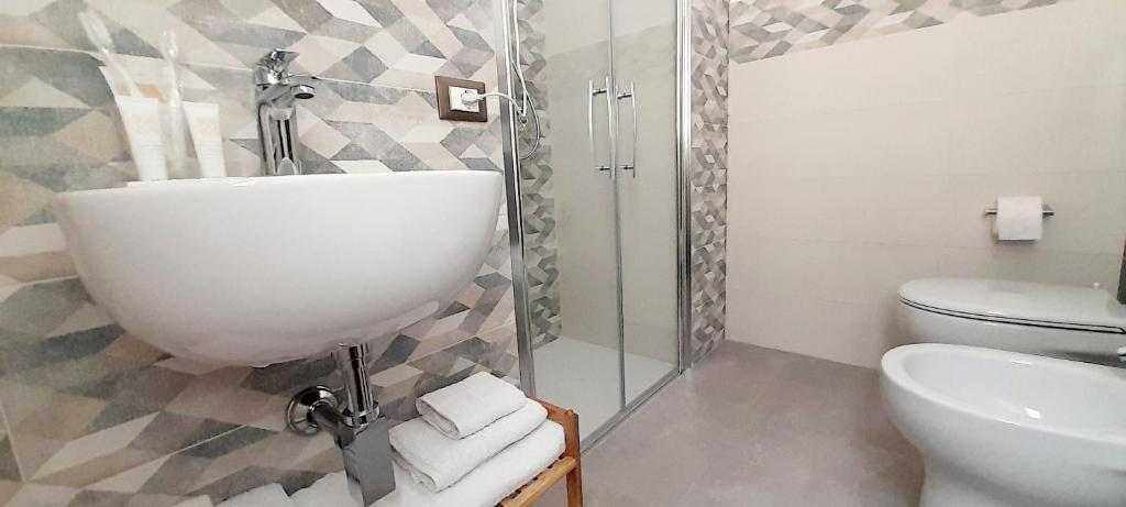 un bagno con lavandino e WC di CI VULIA b&b - Sicilia sea, pool, bbq, tv, wi-fi ad Alcamo Marina