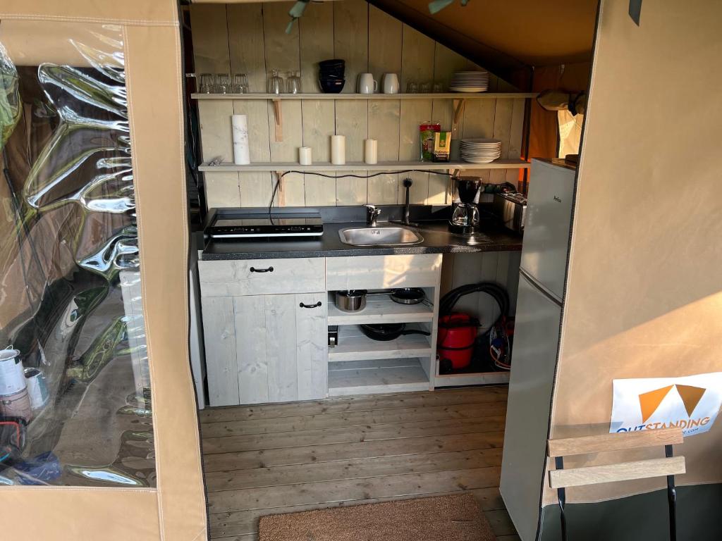 Kuchyň nebo kuchyňský kout v ubytování 'Glamping' Angelzelt am See mit Steg und Boot (Mecklenburger Seenplatte)