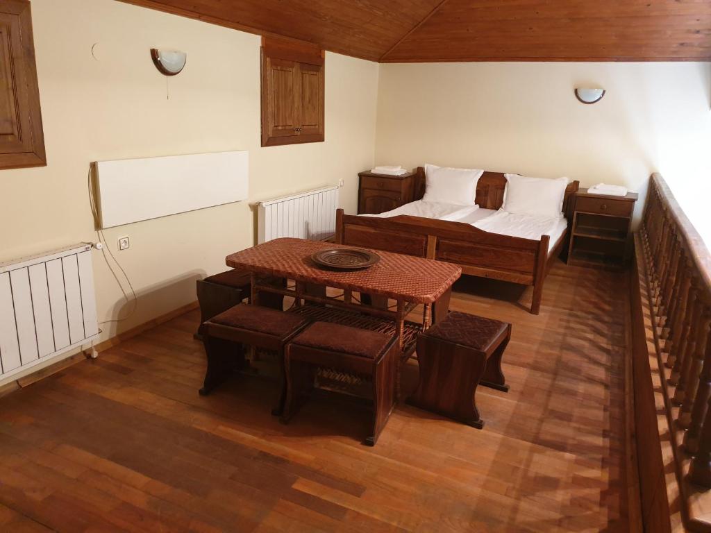 een kleine kamer met een bed en een tafel bij Guest House Fedor in Ribarica