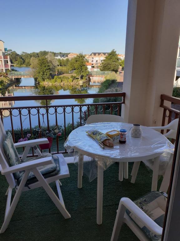appartement vue sur le lac de bourgenay - Housity