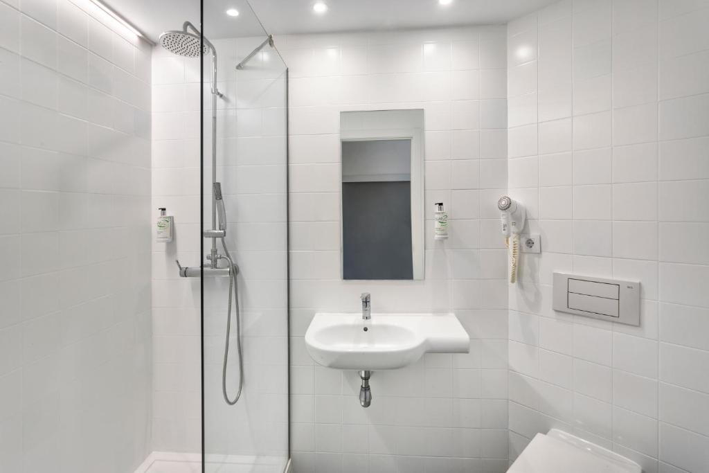 A bathroom at B&B HOTEL Albacete