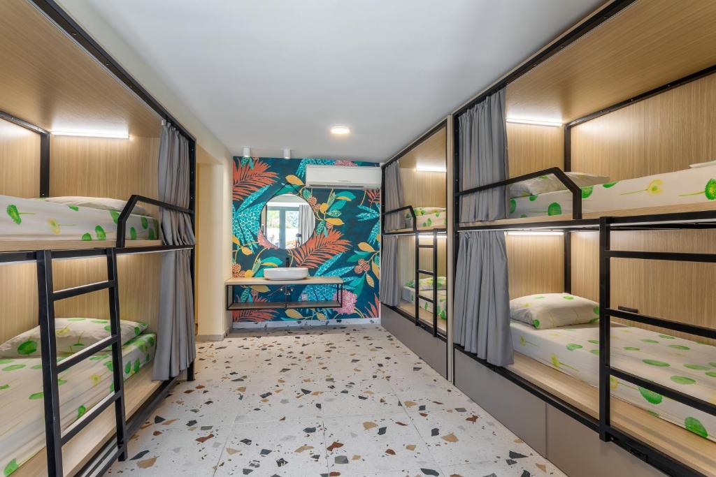 um quarto com 4 beliches e um mural em Hostel Villa Skansi em Hvar