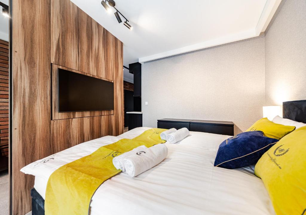una camera da letto con un grande letto con asciugamani di Apartamenty Gdansk EU - Dwie Motławy - OLD TOWN a Danzica