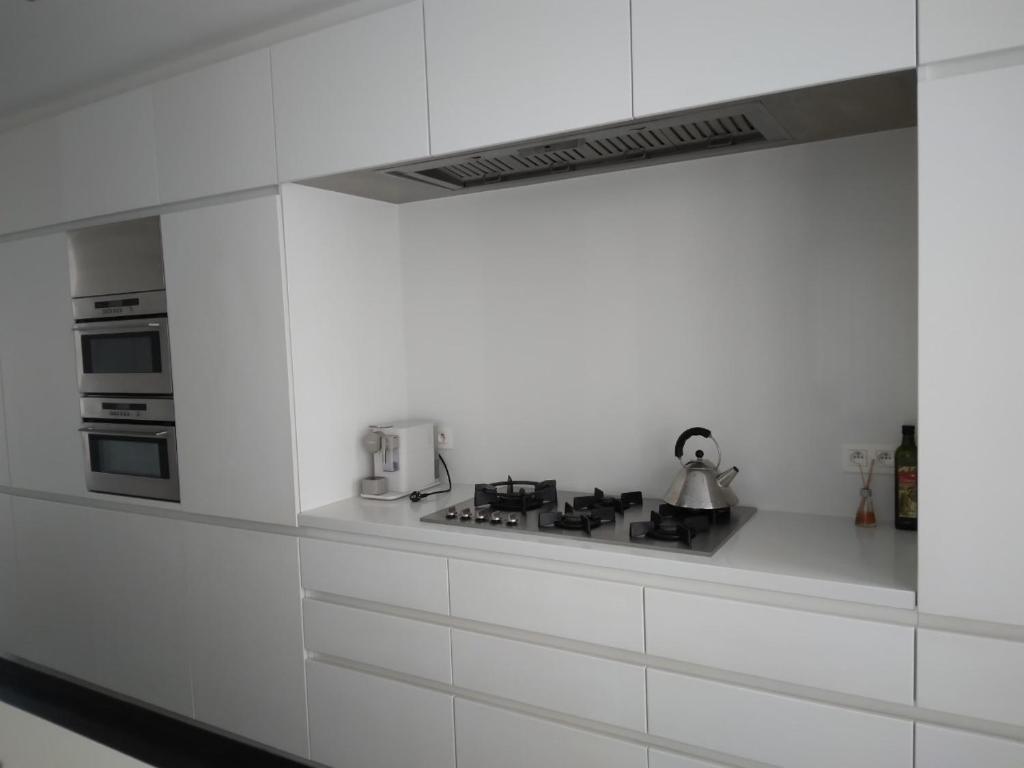 Photo de la galerie de l'établissement Gezellige moderne woning met zwemvijver, à Halle