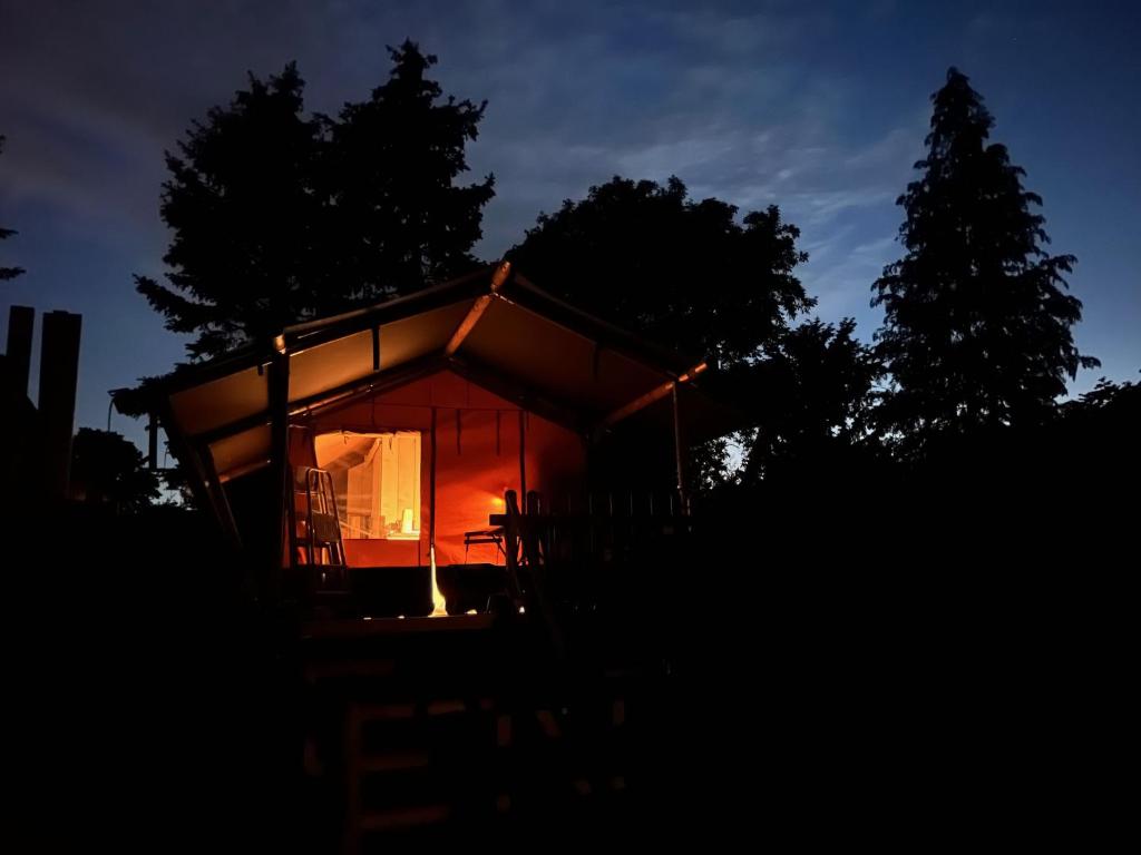 Fotografie z fotogalerie ubytování 'Glamping' Angelzelt am See mit Steg und Boot (Mecklenburger Seenplatte) v destinaci Blankensee