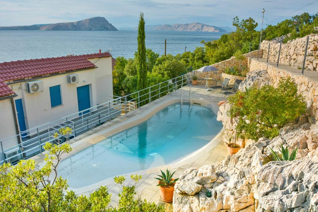 una gran piscina frente a una casa en Apartments Miki, en Donja Klada