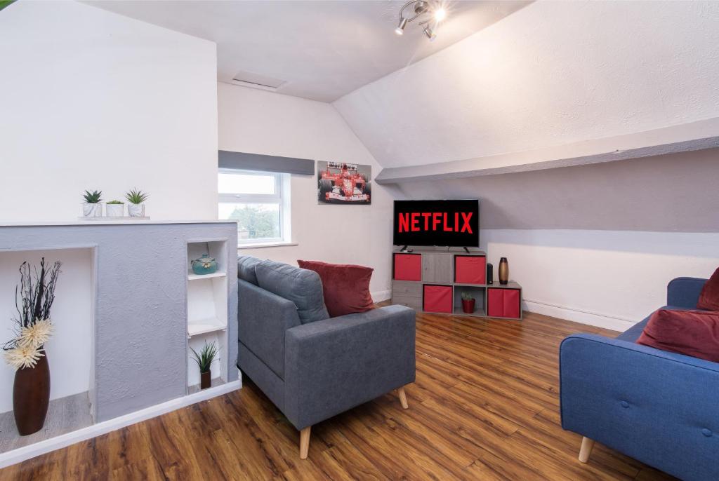 uma sala de estar com duas cadeiras e uma televisão em DD Apartment 9 - Free Parking - Fast WiFi em Castle Donington