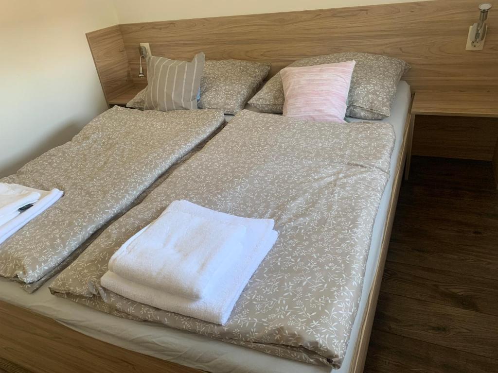 Postel nebo postele na pokoji v ubytování Pogánykő Vendégház 1