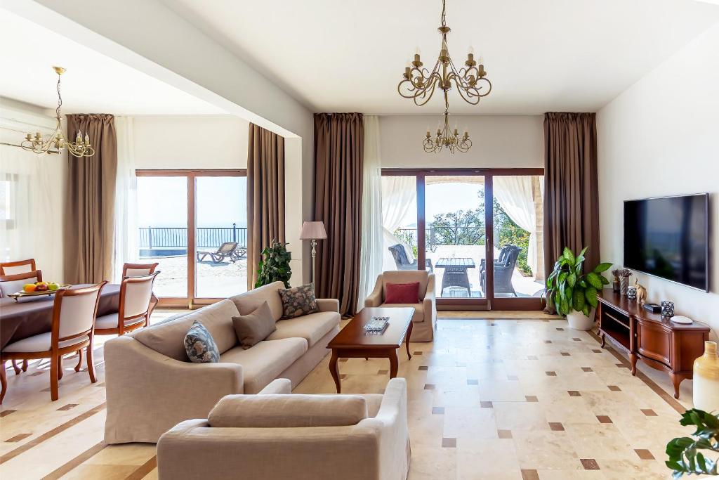 TV a/nebo společenská místnost v ubytování Oak Leaf Residences