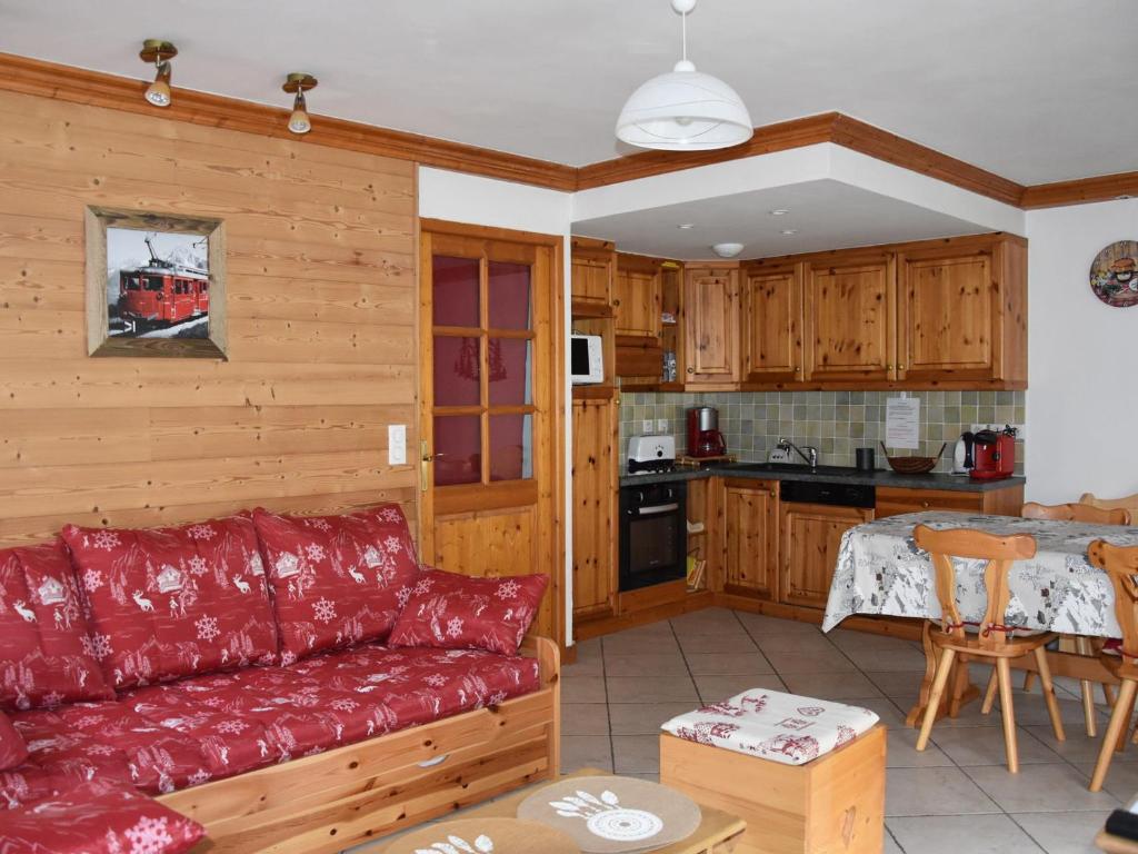 プラローニャン・ラ・ヴァノワーズにあるAppartement Pralognan-la-Vanoise, 3 pièces, 6 personnes - FR-1-464-26のリビングルーム(赤いソファ付)、キッチン