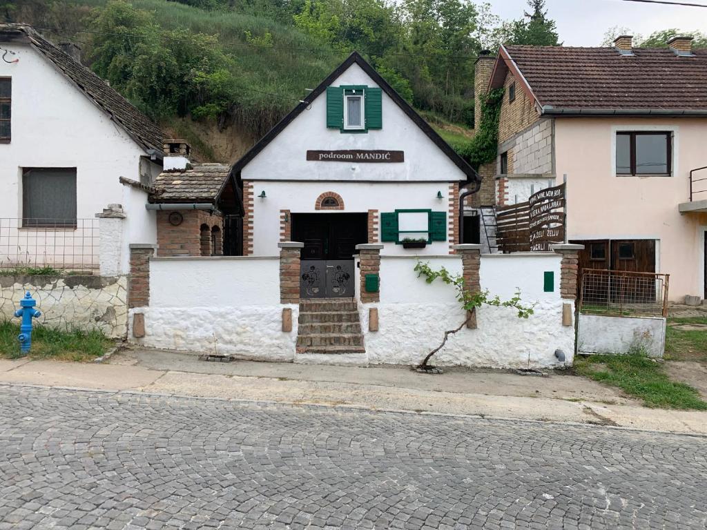 El edificio en el que est&aacute; el chalet de monta&ntilde;a