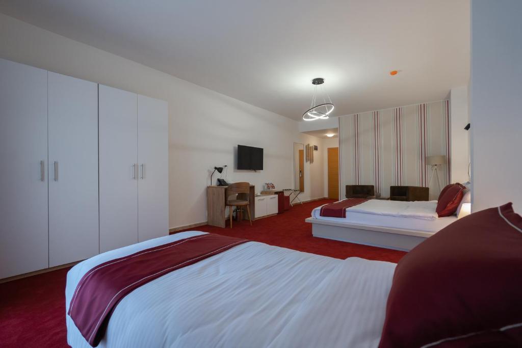 Postel nebo postele na pokoji v ubytování Austrian Palace Hotel