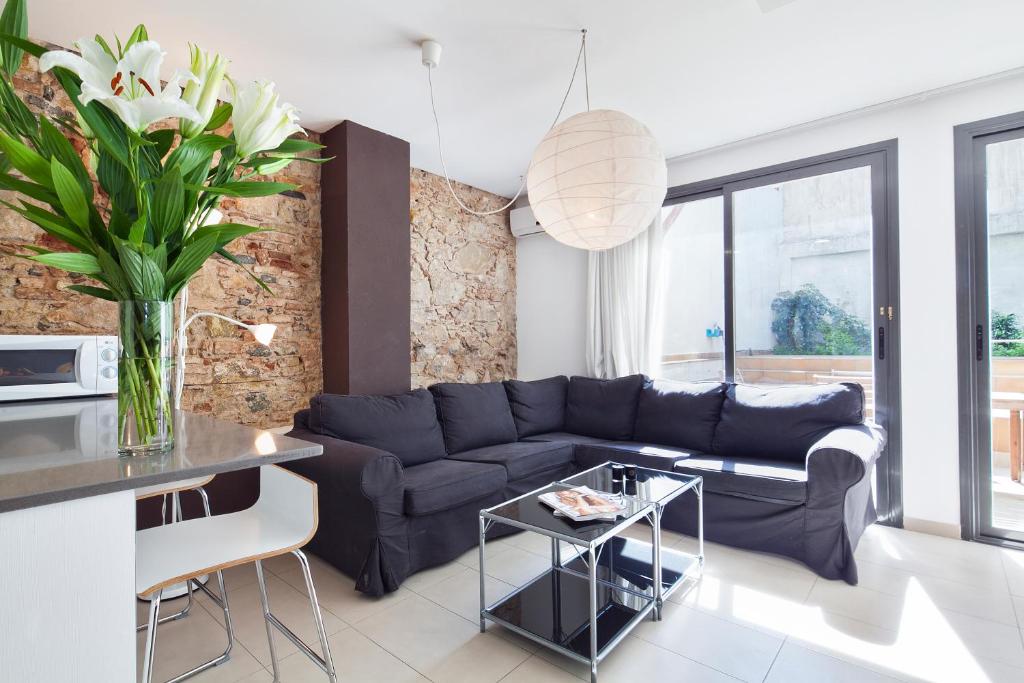salon z kanapą i stołem w obiekcie Inside Barcelona Apartments Sants w Barcelonie