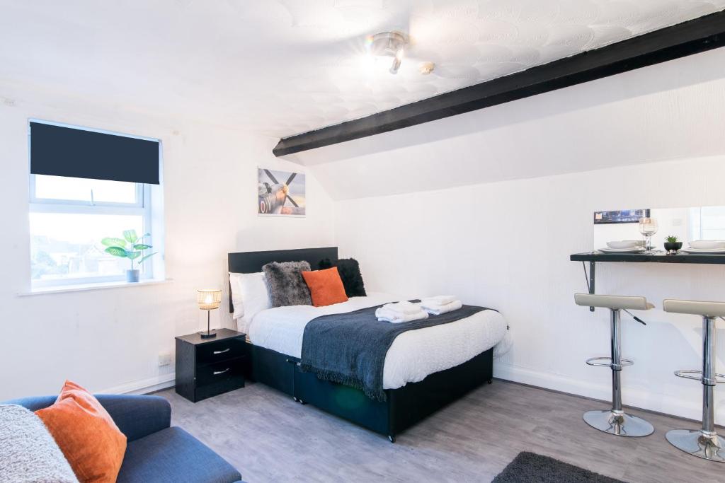 um quarto com uma cama e um sofá em DD Apartment 10 - Free Parking - Fast WiFi em Castle Donington