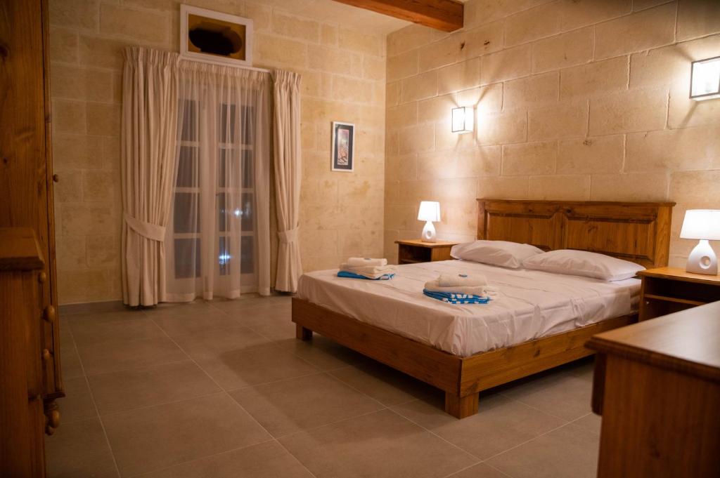 Postel nebo postele na pokoji v ubytování Ta' Giga Farmhouse