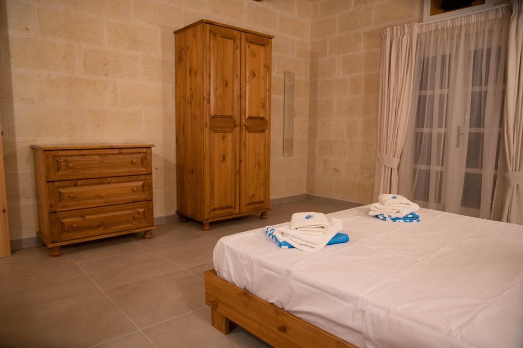 Postel nebo postele na pokoji v ubytování Ta' Giga Farmhouse