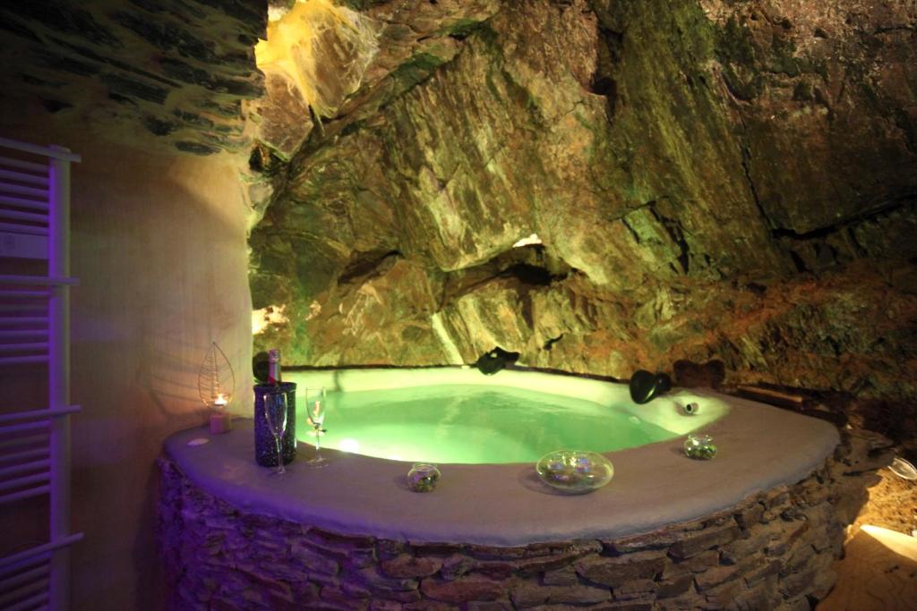 Zdjęcie z galerii obiektu The Ginkgo Collioure : Amazing Private Jacuzzi built in Rock, 20m from the Beach, A/C, WiFi, Patio... w mieście Collioure