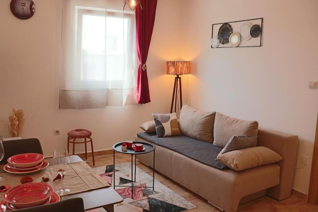 un soggiorno con divano e tavolo di Apartments KIKASO - Near Mall of Split, free parking a Spalato (Split)