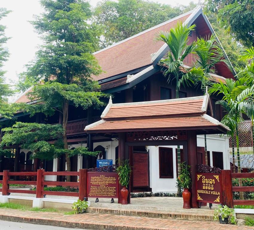 um edifício com um sinal em frente em Luang Prabang Villa Sirikili River View em Luang Prabang