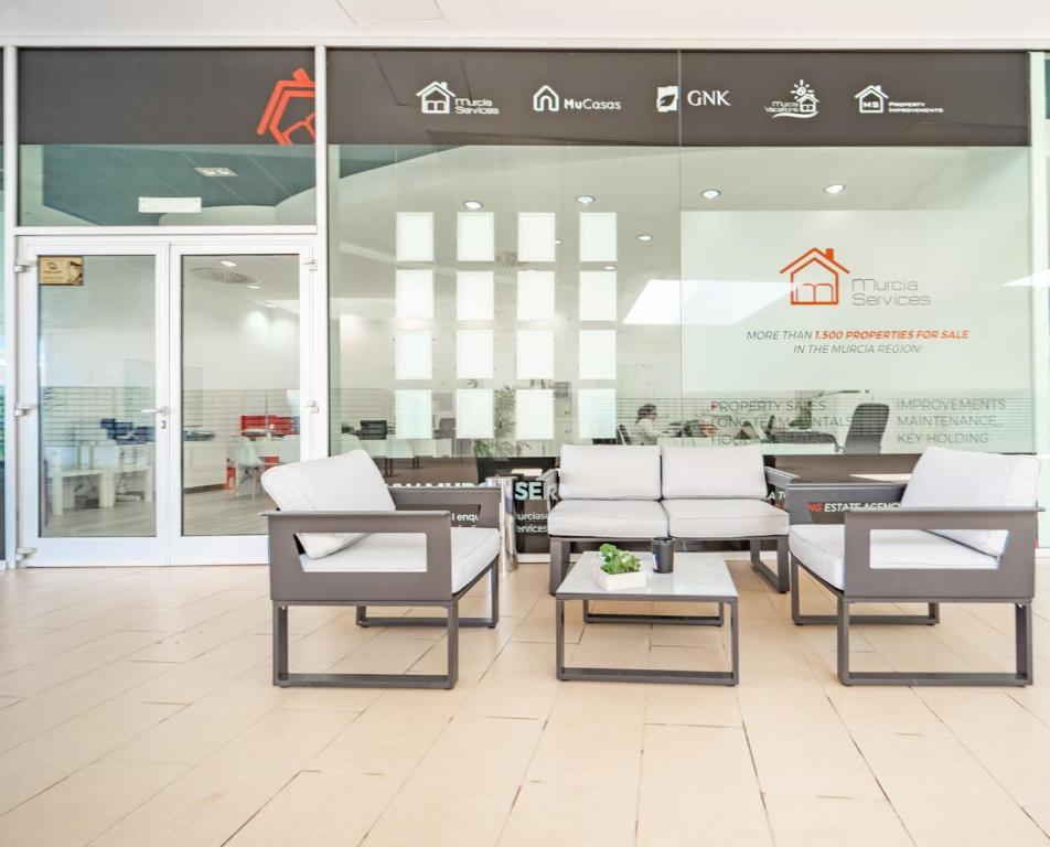 Posezení v ubytování Comfortable First Floor Apartment with Views to the 18th Green - AO311LT