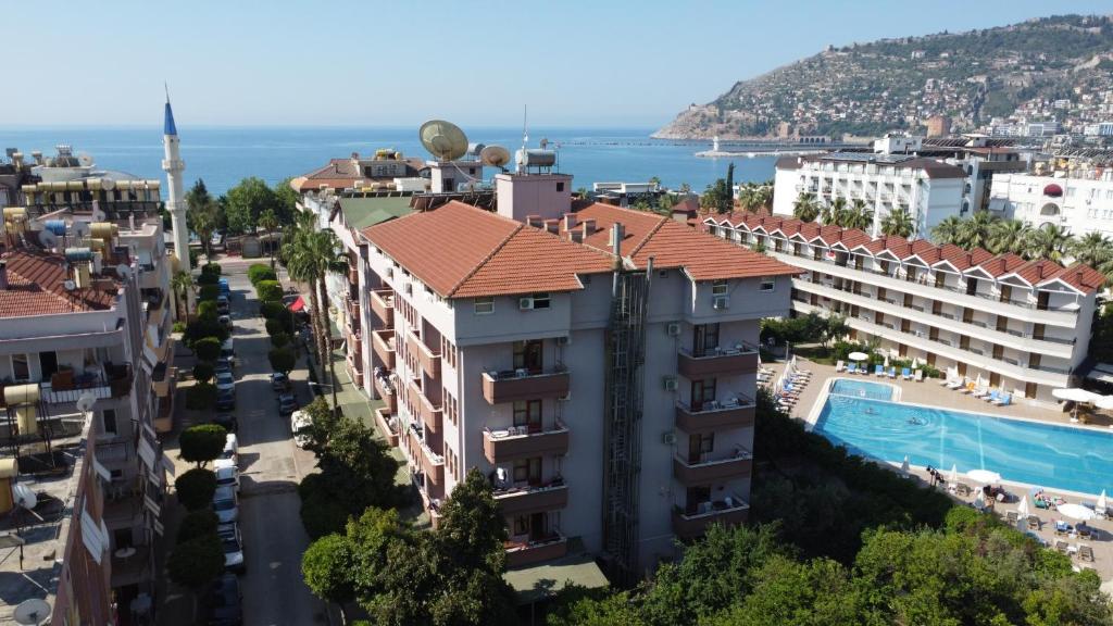 Vistas al mar de una ciudad con edificios y una piscina en Maren City Apart Hotel, en Alanya