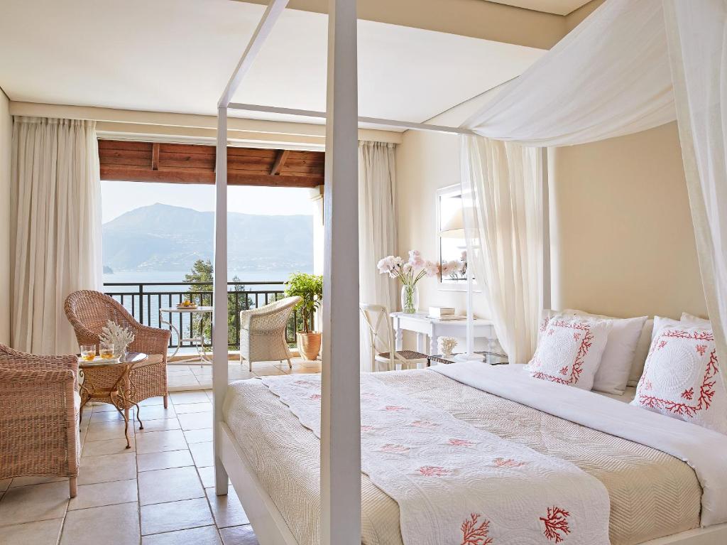 Postel nebo postele na pokoji v ubytování Grecotel Eva Palace