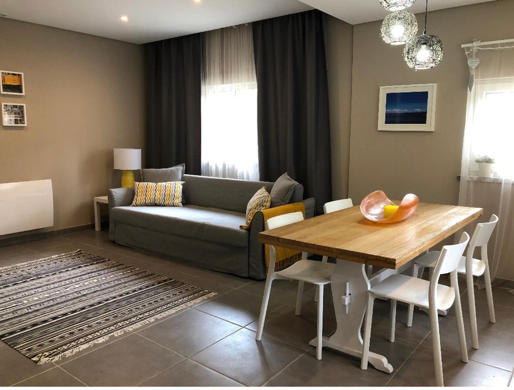 ein Wohnzimmer mit einem Tisch und einem Sofa in der Unterkunft Casa de Férias in Villa Nogueira