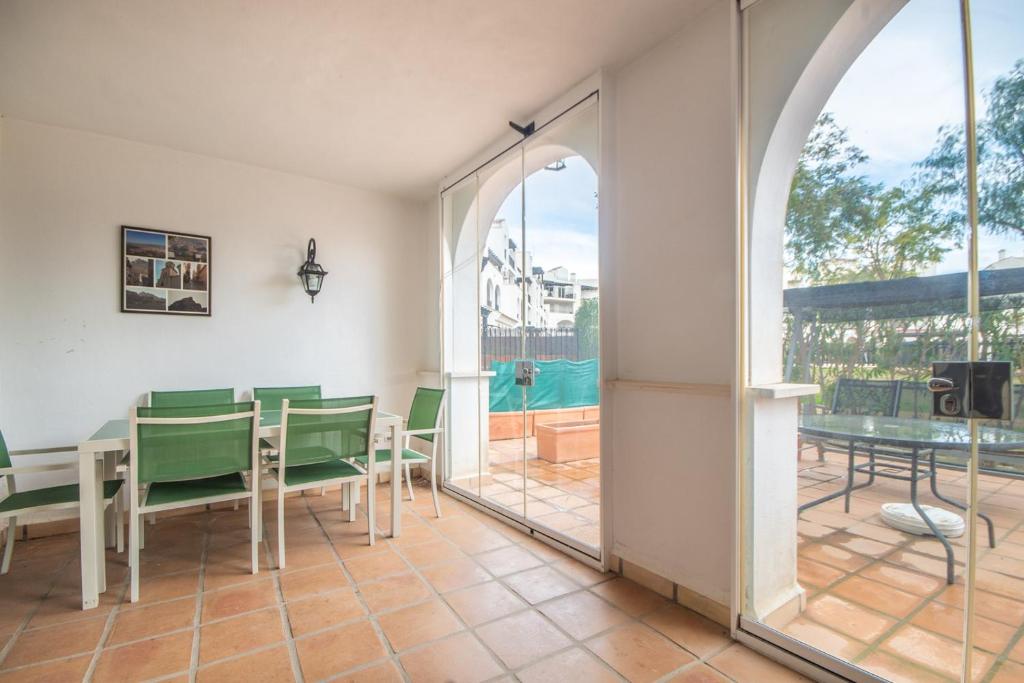 Zimmer mit einem Tisch und Stühlen sowie einem Balkon in der Unterkunft Well Located Ground Floor Apartment - AA101LT in Torre-Pacheco