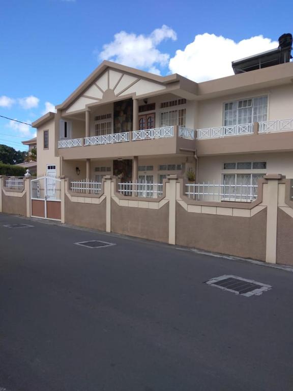 um edifício com varandas do lado de uma rua em Ken Villa em Quatre Bornes