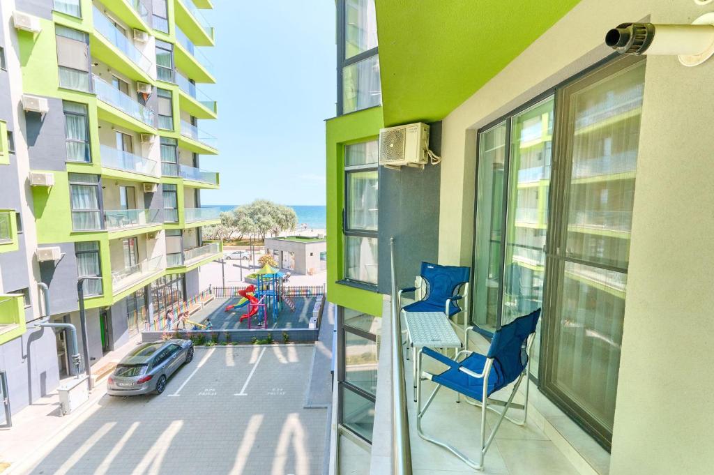 En balkon eller terrasse på Blacksearama Apartment- Spa, pools and parking