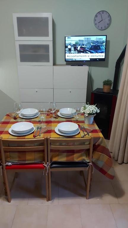 Televízia a/alebo spoločenská miestnosť v ubytovaní Appartamento incantevole con ampio balcone