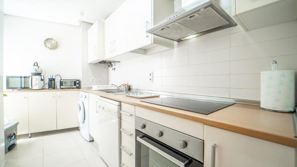 Kuchyň nebo kuchyňský kout v ubytování Lovely 2 Bedroom Apartment - AA811LT