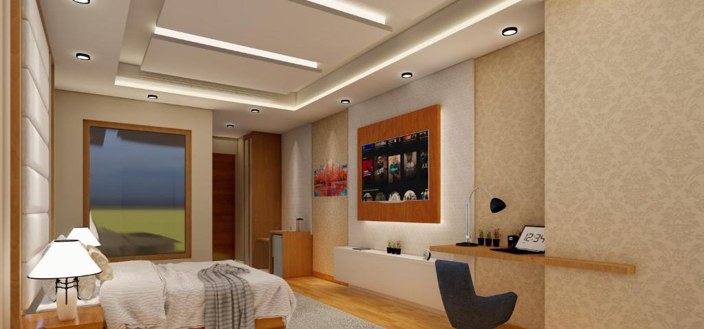 1 dormitorio con 1 cama, 1 mesa y 1 lámpara en Effotel By Sayaji Dehradun, en Dehradun